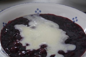 Rote Grütze mit Sahne
